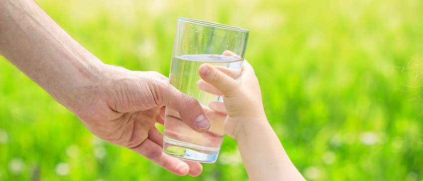 Kinderen stimuleren om meer water te drinken